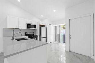 8580 NW 32nd St in Coral Springs, FL - Foto de edificio - Building Photo