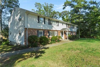 280 E Main St in Clinton, CT - Building Photo - Building Photo