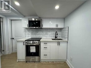 2401 Hemlock Ct in Burlington, ON - Building Photo - Building Photo