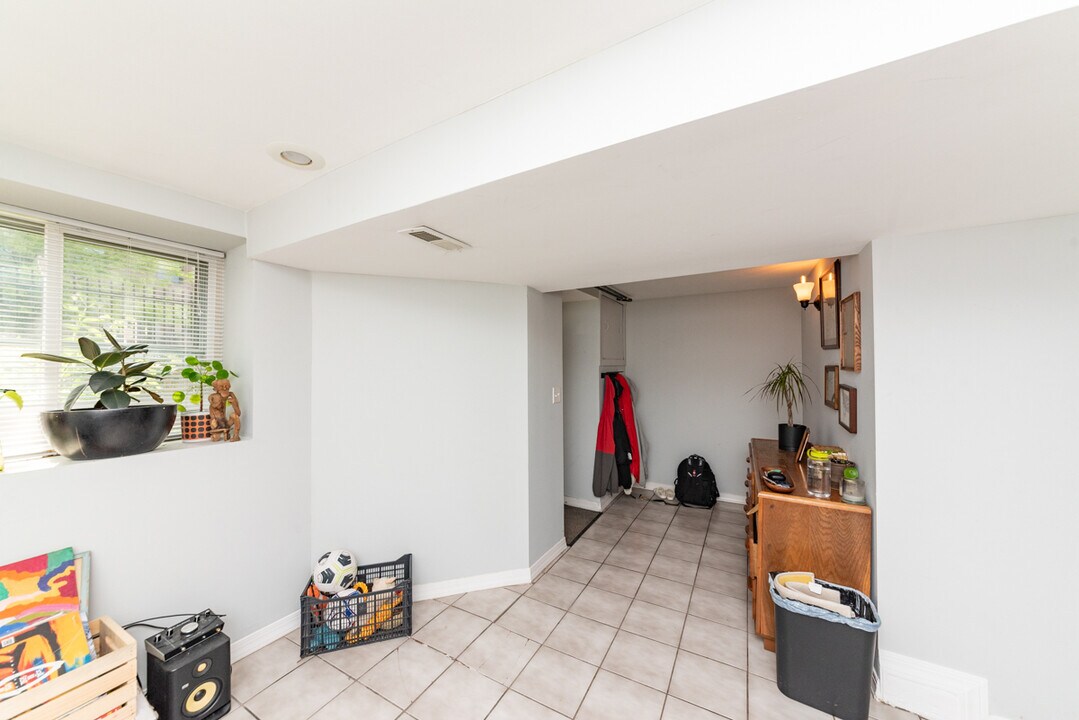2833 N Albany Ave, Unit G in Chicago, IL - Building Photo