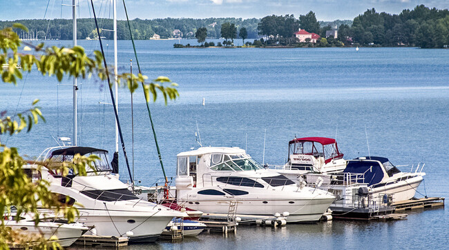 Sailpointe at Lake Norman in Cornelius, NC - Foto de edificio - Building Photo