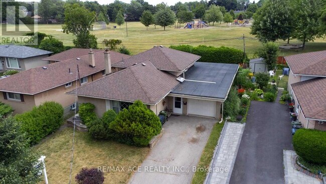 27 Oakridge Dr in Toronto, ON - Building Photo - Building Photo