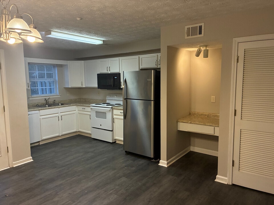 Room in Townhome on Wellington Chase Ct in Lithonia, GA - Foto de edificio