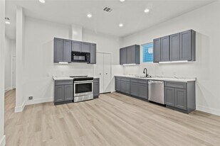 8127 Hoffman St in Houston, TX - Building Photo