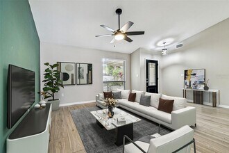 2504 Gulfbreeze Cir in Palm Harbor, FL - Foto de edificio - Building Photo