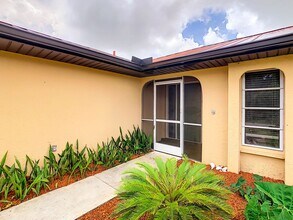 2375 Bendway Dr in Port Charlotte, FL - Foto de edificio - Building Photo