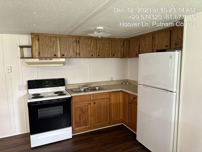 102 Hoover Ln in Satsuma, FL - Building Photo - Building Photo