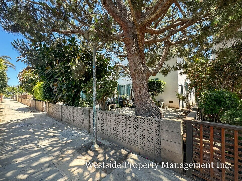 28 Sunset Ave in Los Angeles, CA - Building Photo