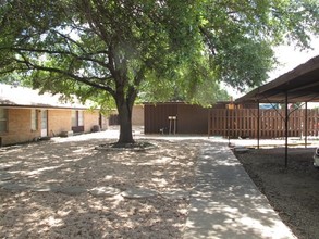 2030 Menard Hwy in Brady, TX - Foto de edificio - Building Photo