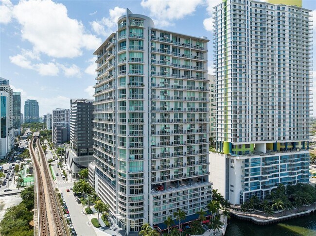690 SW 1st Ct in Miami, FL - Building Photo - Building Photo