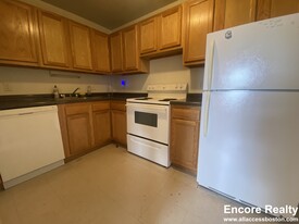 312 Tappan St, Unit 6 Apartments