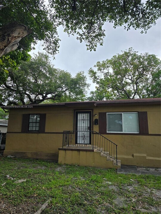 6912 NW 5th Pl in Miami, FL - Building Photo
