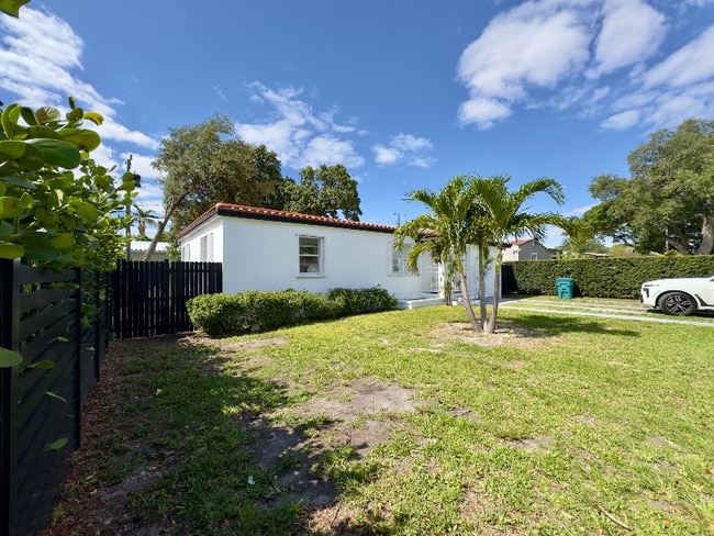4060 SW 6th St in Coral Gables, FL - Building Photo - Building Photo