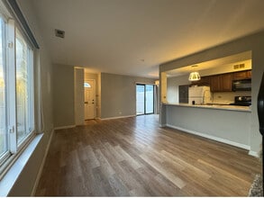 1687 Cornell Dr in Hoffman Estates, IL - Foto de edificio - Building Photo