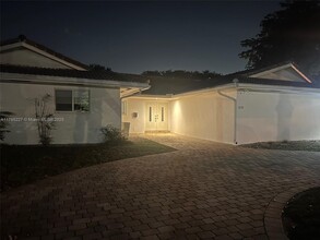 2210 NE 202nd St in Miami, FL - Foto de edificio - Building Photo