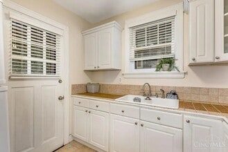 2587 Irving Pl, Unit 2 in Cincinnati, OH - Foto de edificio - Building Photo