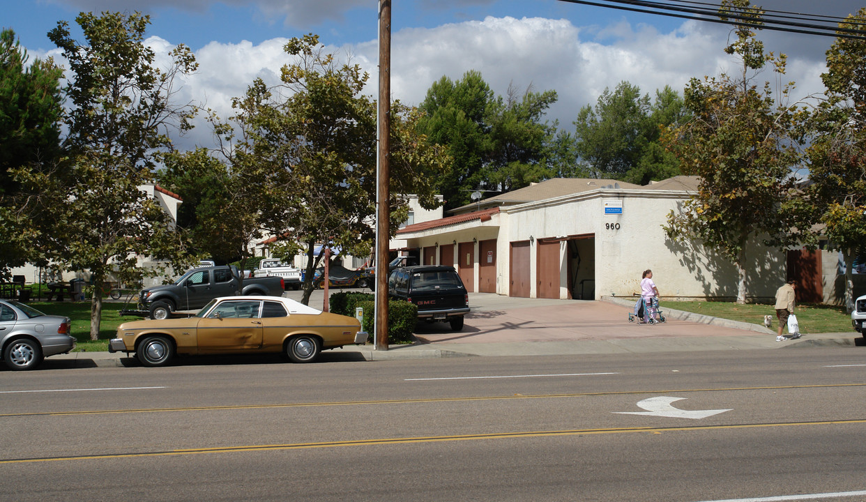 960 E Chase Ave in El Cajon, CA - Building Photo