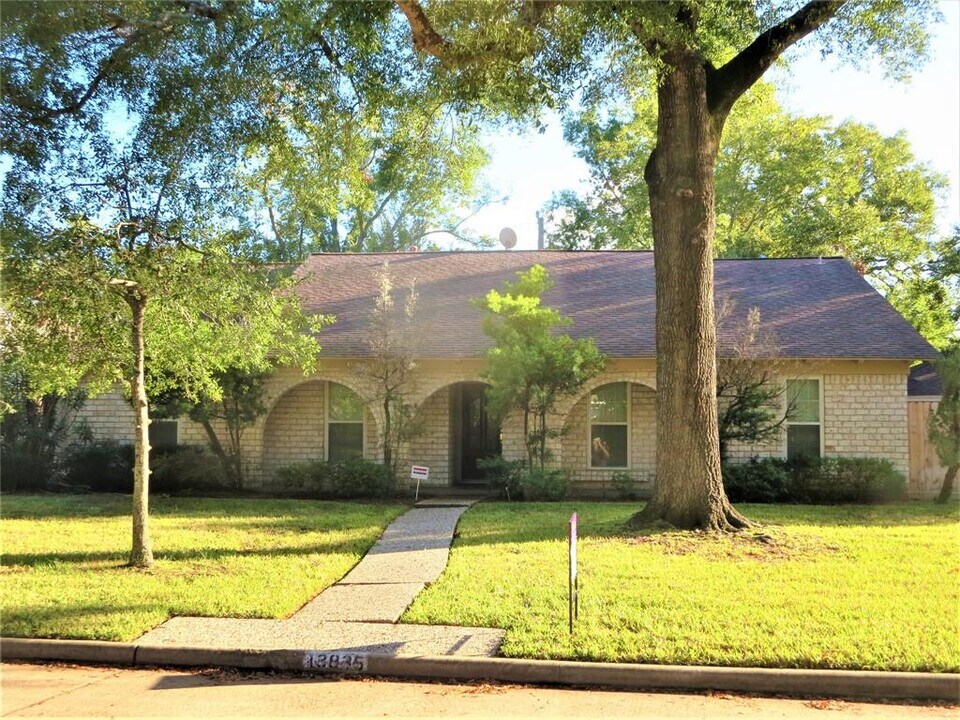 13935 St Marys Ln in Houston, TX - Building Photo