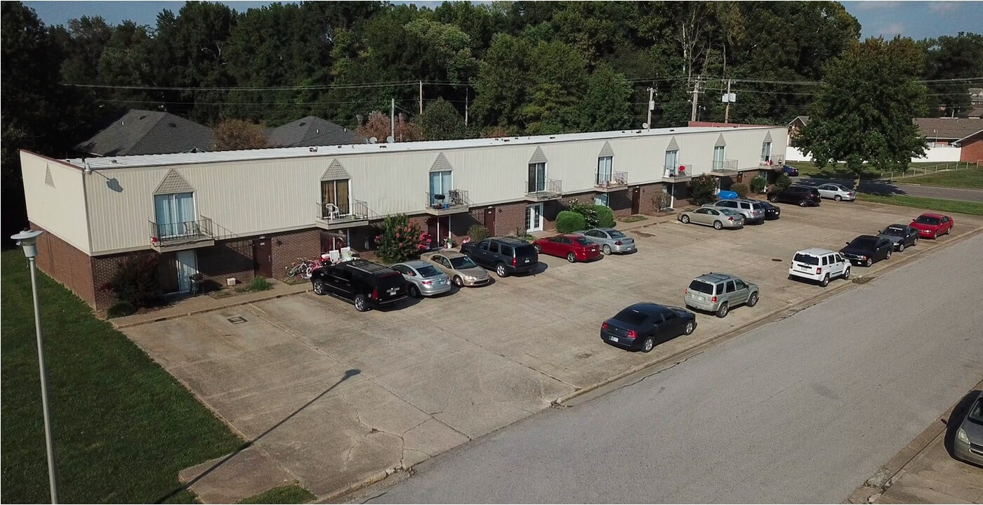 Village Court Apartments in Jasper, IN - Building Photo