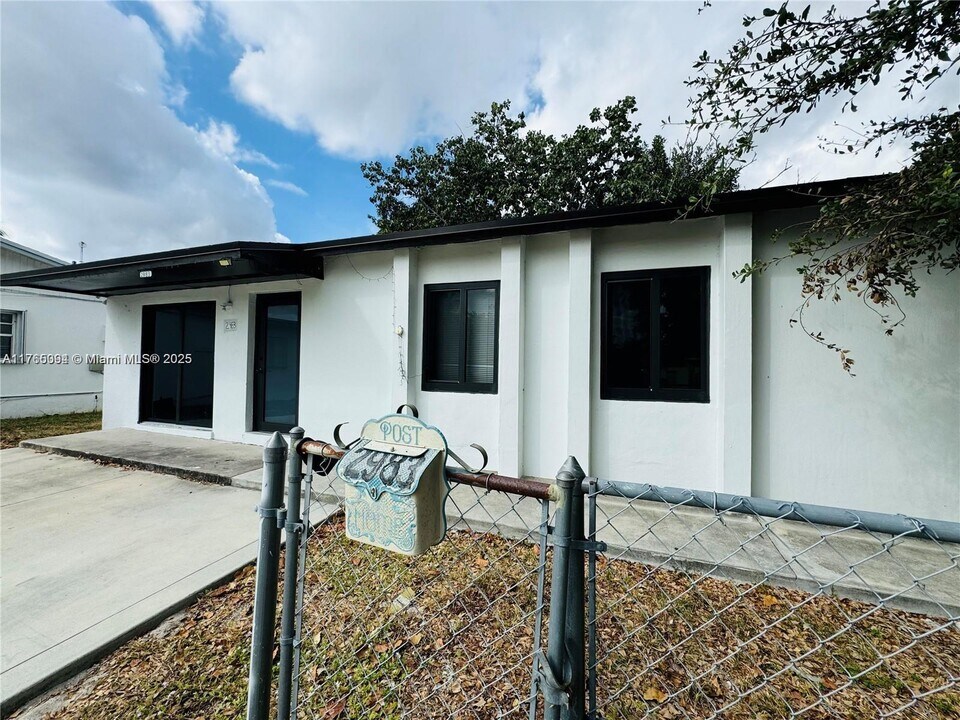 2983 NW 191st Terrace in Miami Gardens, FL - Foto de edificio