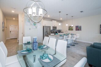 4933 Windermere Ave in Kissimmee, FL - Foto de edificio - Building Photo