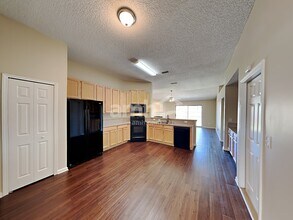7018 Shady Pine St W in Jacksonville, FL - Foto de edificio - Building Photo