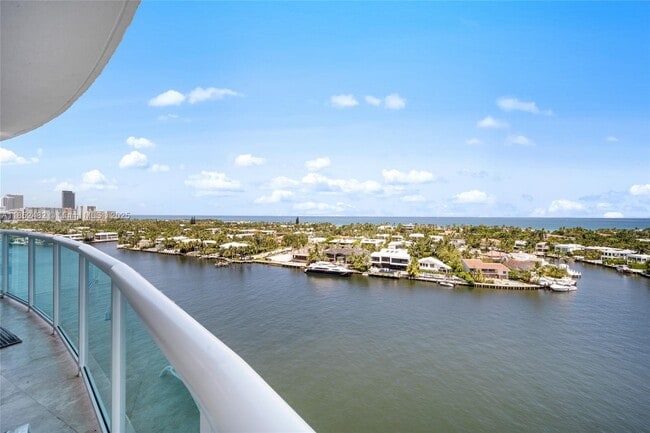 20201 E Country Club Dr in Aventura, FL - Building Photo - Building Photo