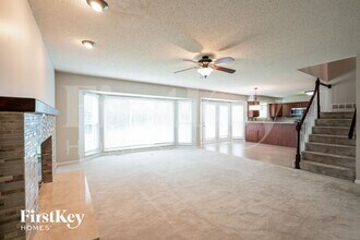 1813 Highcrest Dr in St. Charles, MO - Foto de edificio - Building Photo