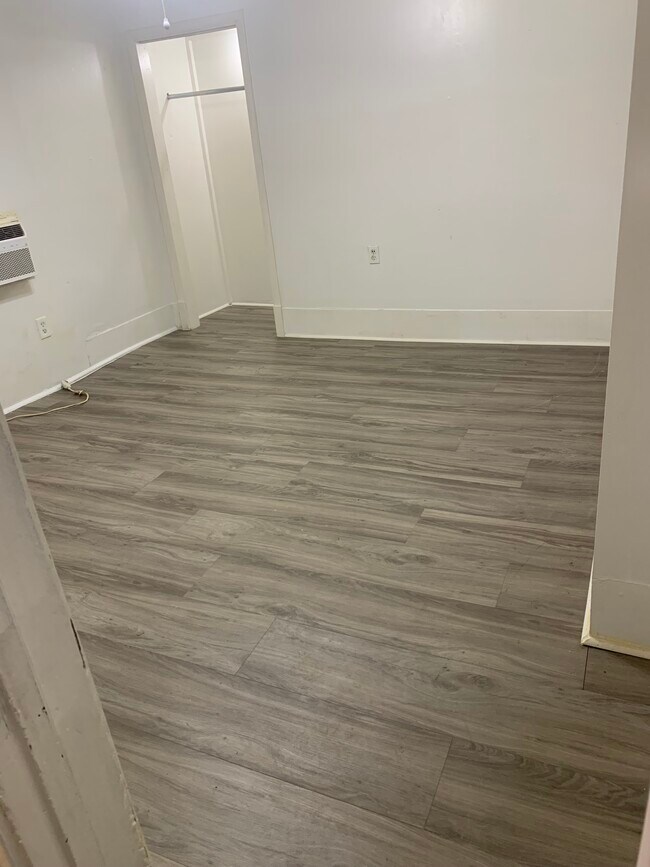 311 Lee St W, Unit E in Charleston, WV - Building Photo - Building Photo