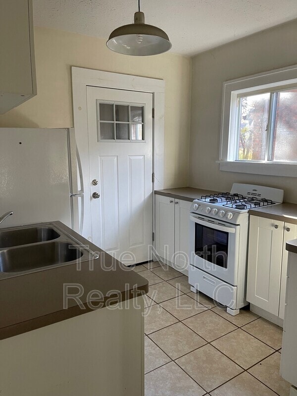 property at 1237 1/2 Oak St