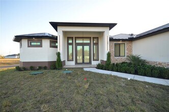 2416 Diplomat Pkwy W in Cape Coral, FL - Foto de edificio - Building Photo