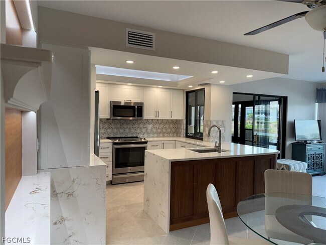 5850 Trailwinds Dr in Ft. Myers, FL - Building Photo - Building Photo