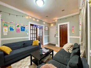 10 Greenway Ct in Brookline, MA - Building Photo - Building Photo