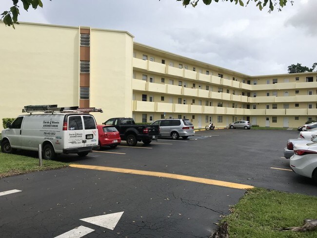 1201 NE 191st St-Unit -314 in Miami, FL - Foto de edificio - Building Photo