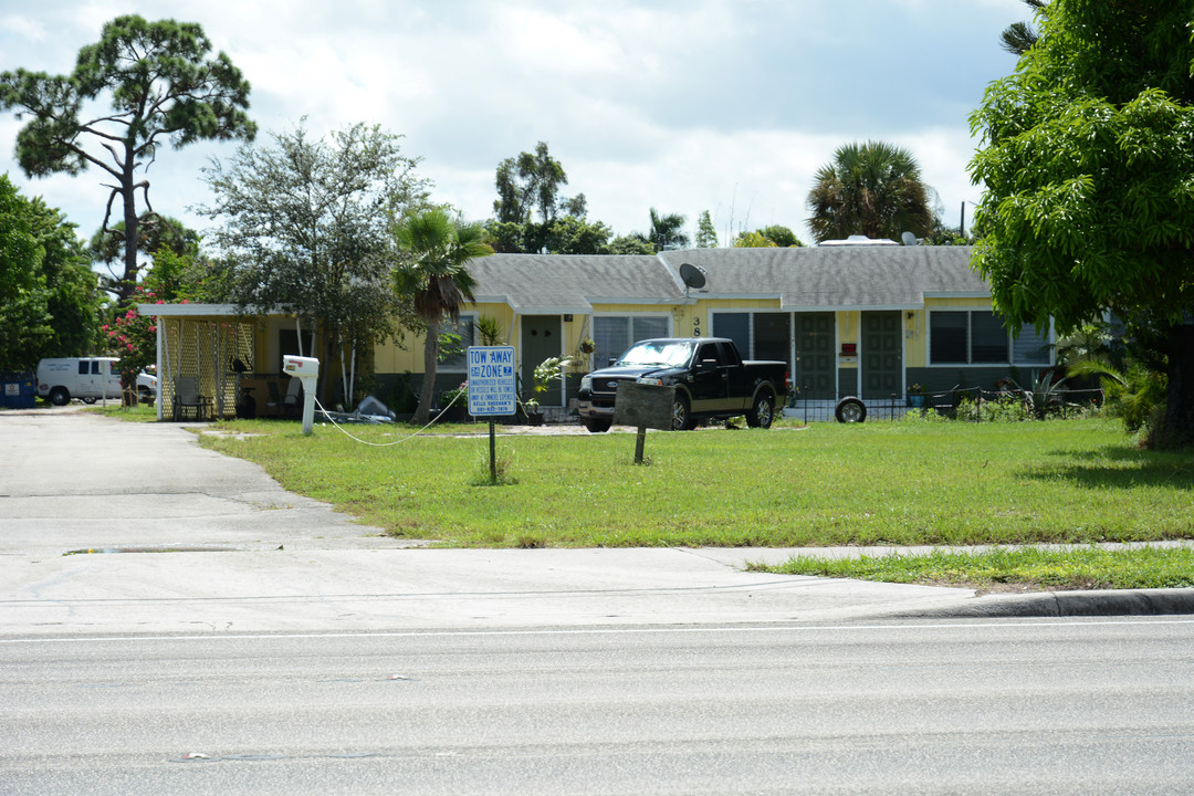 3810 Lake Worth Rd in Lake Worth, FL - Foto de edificio