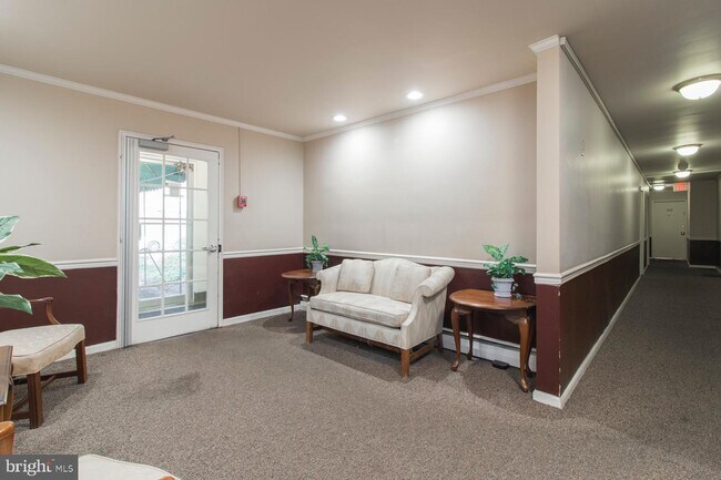 383 Lakeside Rd-Unit -104 in Ardmore, PA - Building Photo - Building Photo