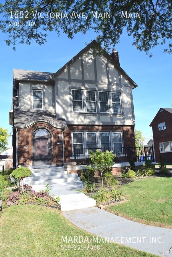 property at 1652 Victoria Ave
