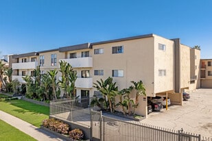 University Manor Apartments in Los Angeles, CA - Building Photo