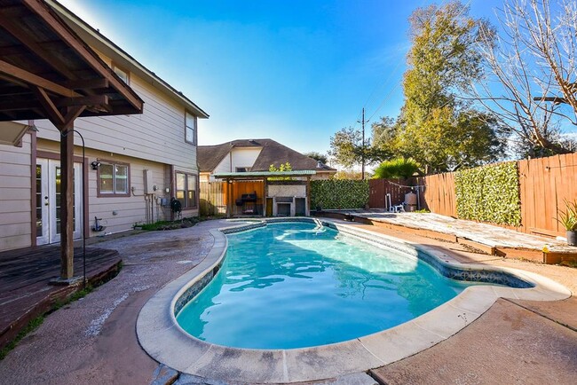 property at 19606 Lake Hollow Ln