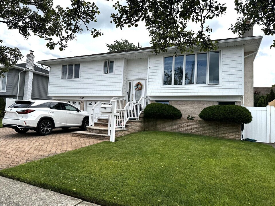 159 Harris Dr in Oceanside, NY - Building Photo