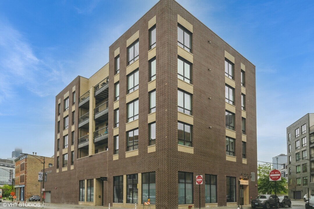 680 N Milwaukee Ave in Chicago, IL - Building Photo