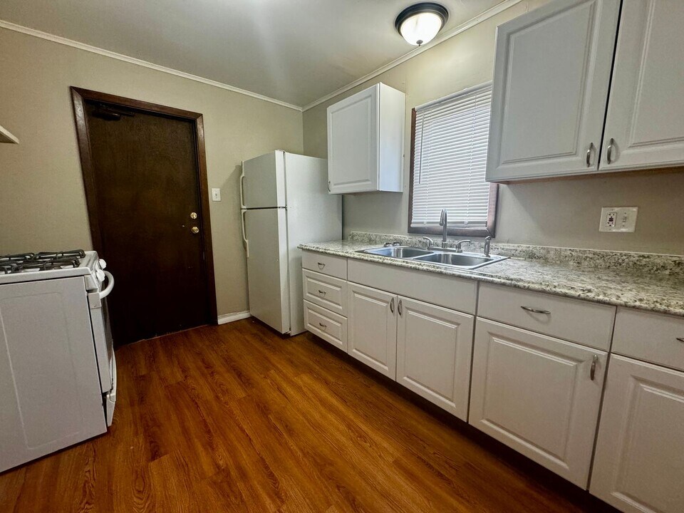 237 West Ave-Unit -237 West Ave Down Apt in East Rochester, NY - Building Photo