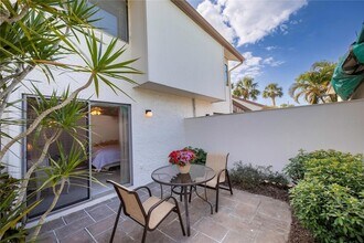 696 Bird Bay Dr W in Venice, FL - Foto de edificio - Building Photo