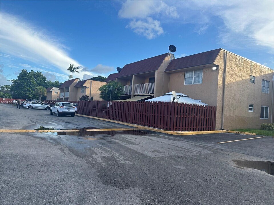 9972 SW 88th St in Miami, FL - Building Photo