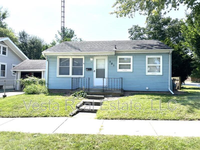 501 E University Ave in Bloomington, IL - Building Photo