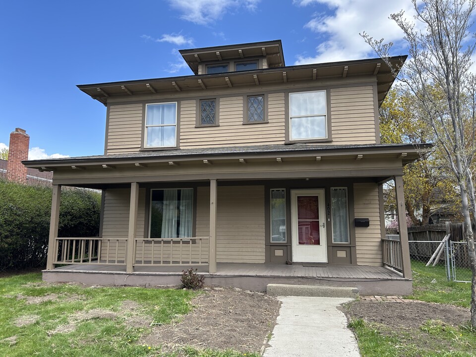 402 N Sampson St in Ellensburg, WA - Foto de edificio