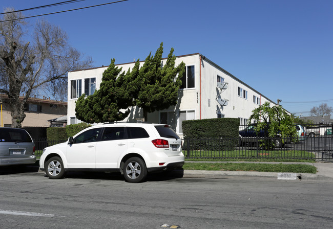 8351-8357 Gardendale St in Downey, CA - Foto de edificio - Building Photo