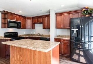 554 Lake Ave, Unit Upstairs in Manchester, NH - Building Photo - Building Photo