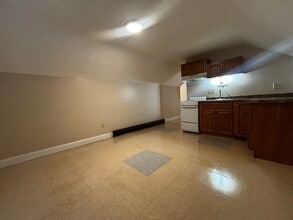 27 Linda Ave in Chicopee, MA - Building Photo - Building Photo