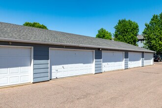 Bentwood Manor Apartments in Sioux Falls, SD - Building Photo - Building Photo